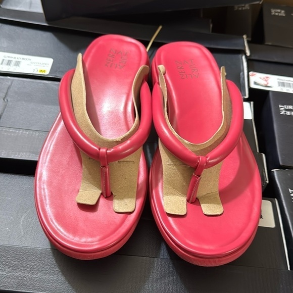 NATURALIZER Lovelle Thong Sandals Women's Shoes in Berry - Picture 4 of 6